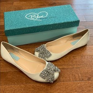Betsy Johnson Off white Flats size 7.5